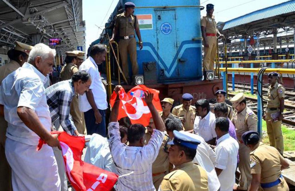 Cauvery dispute: Opposition parties stage rail roko demanding CMB constitution